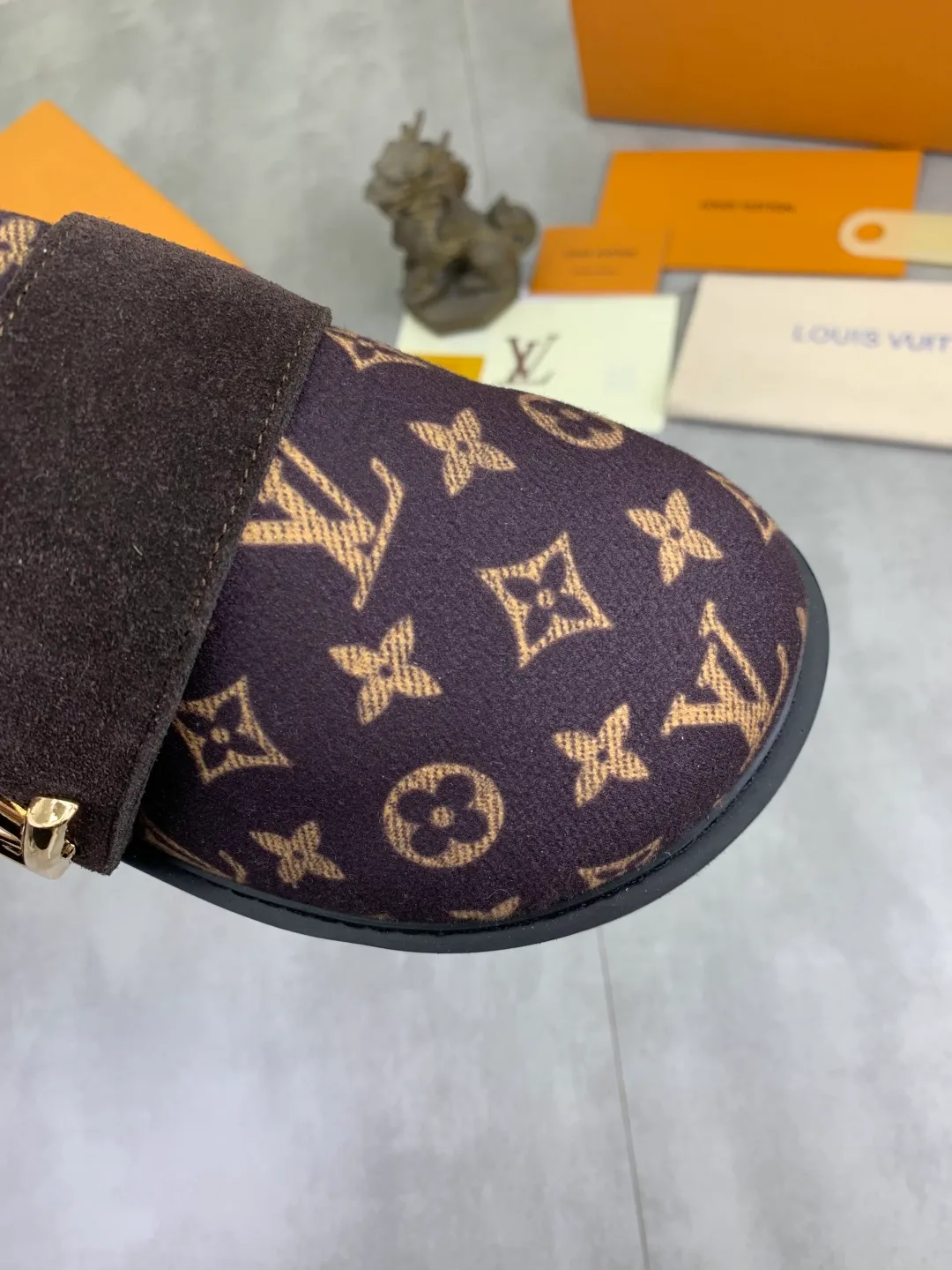 Men's Men's Shoes P480 New Couple Style LV Louis Vuitton L Family Donkey Brand Latest Easy Series Birkenstock Baotou Thick Sole Wool Slippers Sandals Original purchase, development and production This LV Easy sandal is made of suede cow leather, with Monogram pattern to highlight the trendy style. Adjustable straps with illuminated LV letters, flexible insoles and micro outsoles provide a light and comfortable experience. Exquisite packaging at the delivery counter 🛍📦 ▪️Fabric: Original custom imported first-layer cowhide ▪️Inner lining: Original customized warm wool lining ▪️Outsole: Original open-molded rubber foam material ▪️Sole thickness: 4CM ▪️Size: Men and women 35-45
